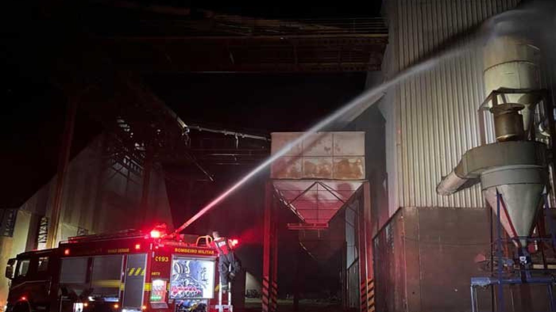 Fogo foi controlado com uso de 100 mil litros de água (foto: divulgação/Corpo de Bombeiros)
