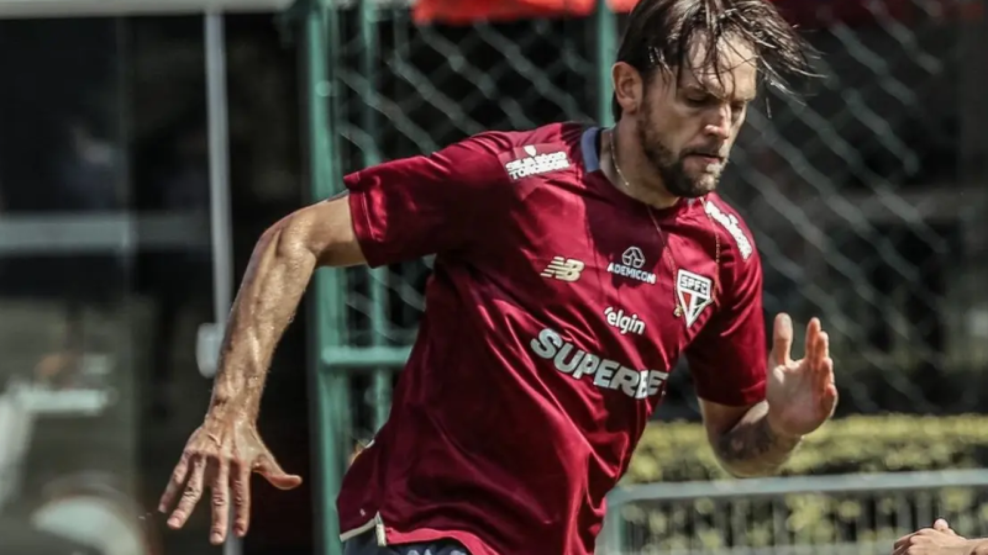 Dez anos após deixar o São Paulo rumo ao futebol italiano, Rafael Tolói foi apresentado oficialmente nesta terça-feira (9). Aos 34 anos...