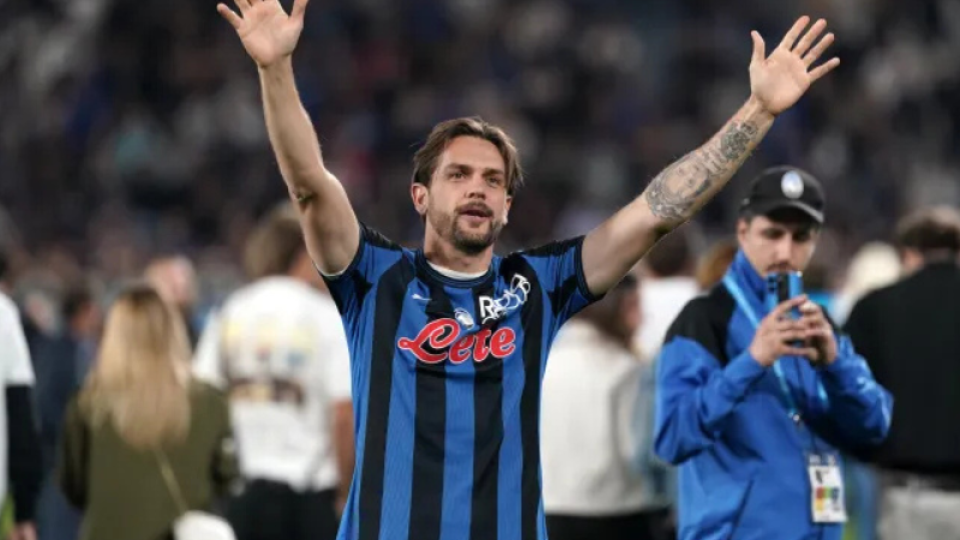 O zagueiro Rafael Tolói, de 34 anos, desembarcou nesta quinta-feira (14) em Congonhas para realizar exames e assinar contrato com o...