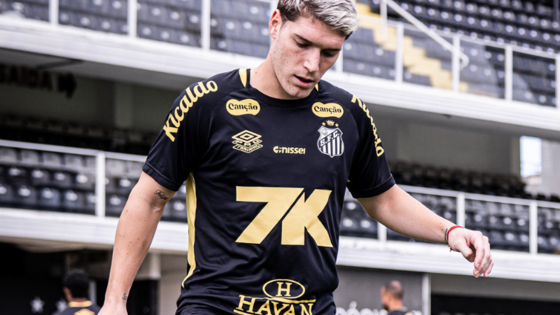 Sem Neymar diante do Bahia, Benjamín Rollheiser pode voltar ao time titular do Santos no domingo (24). O argentino chegou como...