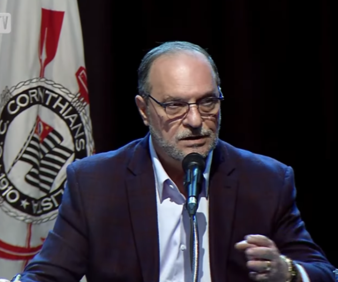 O presidente do Conselho Deliberativo do Corinthians, Romeu Tuma Júnior, defendeu em entrevista que o clube suspenda os pagamentos...