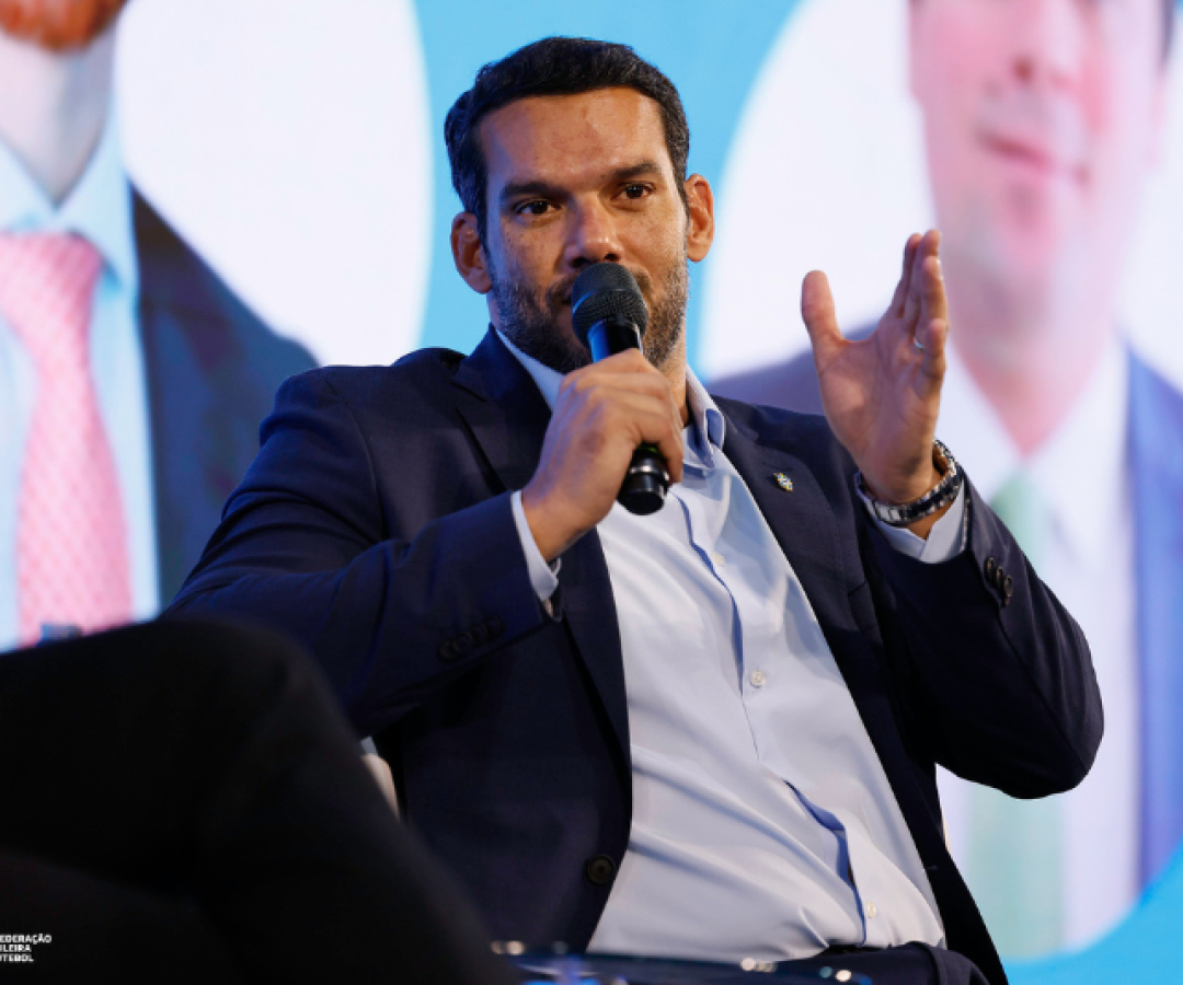 Uma comitiva da CBF, liderada por Samir Xaud e os tetracampeões Branco e Bebeto, esteve em Balneário Camboriú nesta sexta-feira (15).