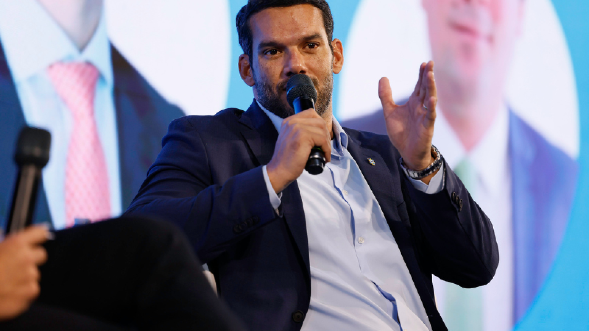 Uma comitiva da CBF, liderada por Samir Xaud e os tetracampeões Branco e Bebeto, esteve em Balneário Camboriú nesta sexta-feira (15).