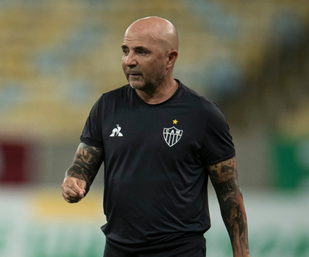 O Atlético-MG abriu conversas com Jorge Sampaoli para o comando da equipe após a saída de Cuca, demitido na última sexta-feira (29)...