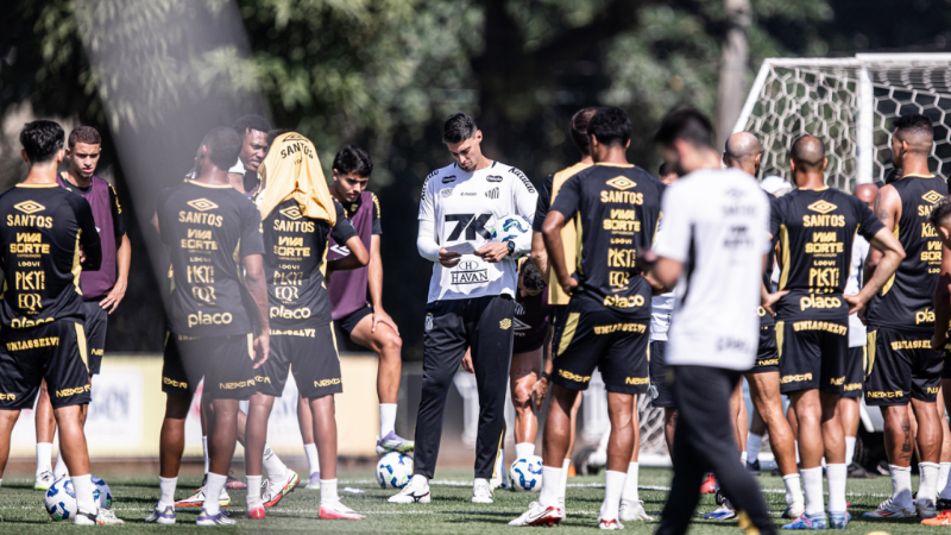 O Santos enfrenta o Bahia neste domingo (24), às 16h, na Arena Fonte Nova, pela 21ª rodada do Brasileirão.