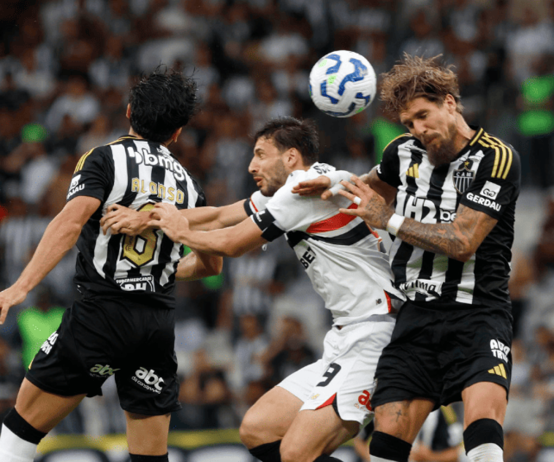 O São Paulo enfrentou o Atlético Mineiro em Belo Horizonte, mas o Galo não atuou na Arena MRV por conta dos atrasos na reforma do estádio.