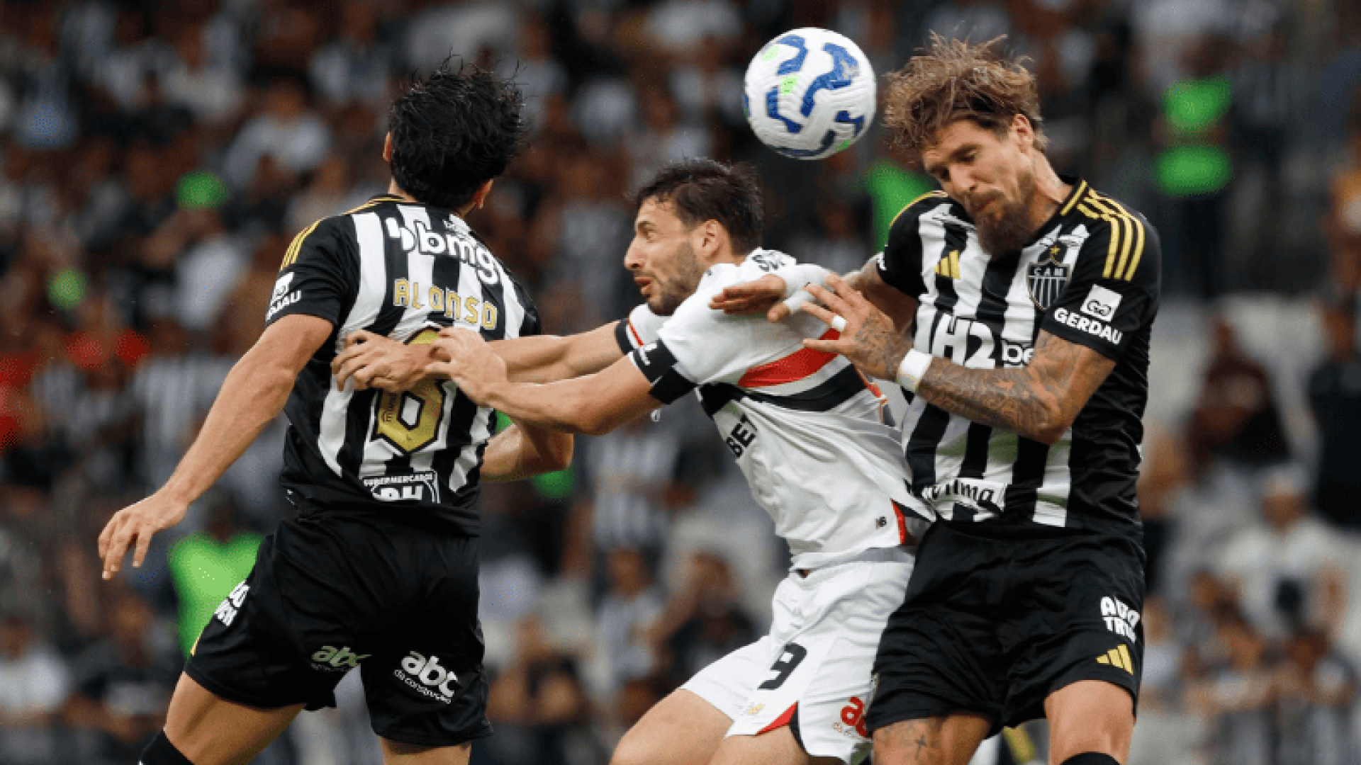 O São Paulo enfrentou o Atlético Mineiro em Belo Horizonte, mas o Galo não atuou na Arena MRV por conta dos atrasos na reforma do estádio.