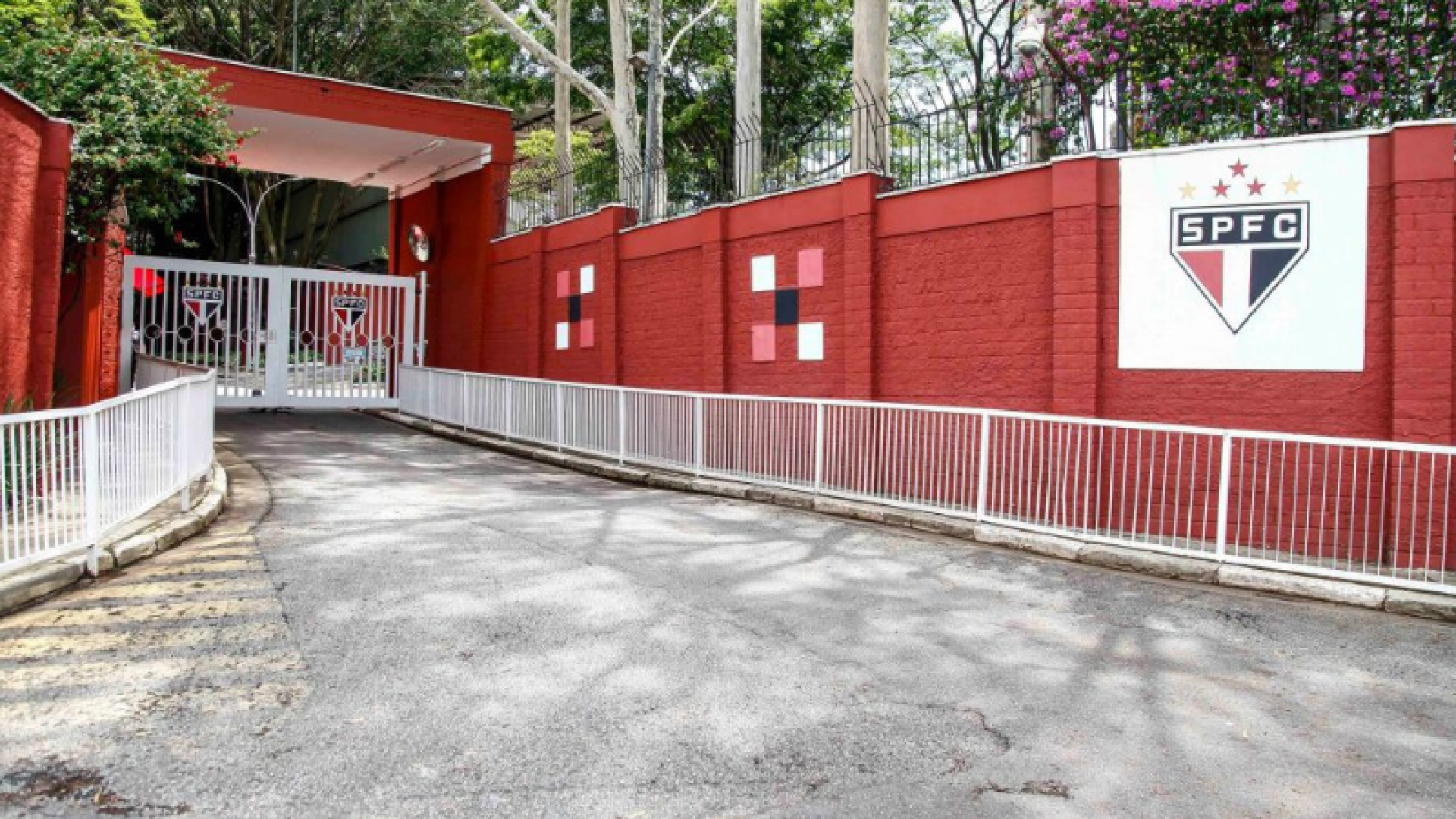 O São Paulo sofreu nesta segunda-feira (25) um transfer ban da Fifa por conta de uma dívida com o Cerro Porteño referente ao...