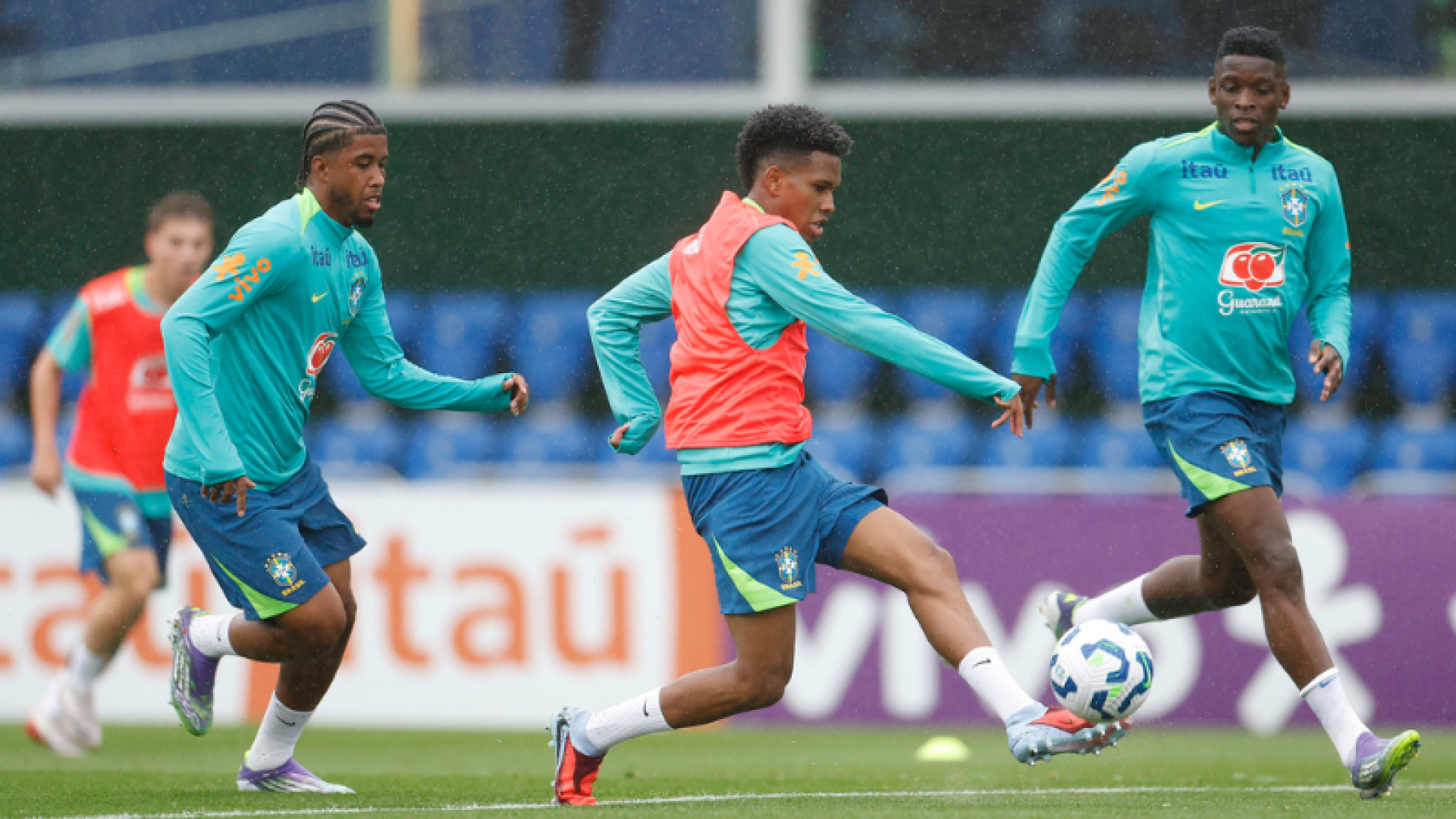 A Seleção Brasileira realizou nesta terça-feira (2) seu primeiro treino com todos os convocados à disposição de Carlo Ancelotti.