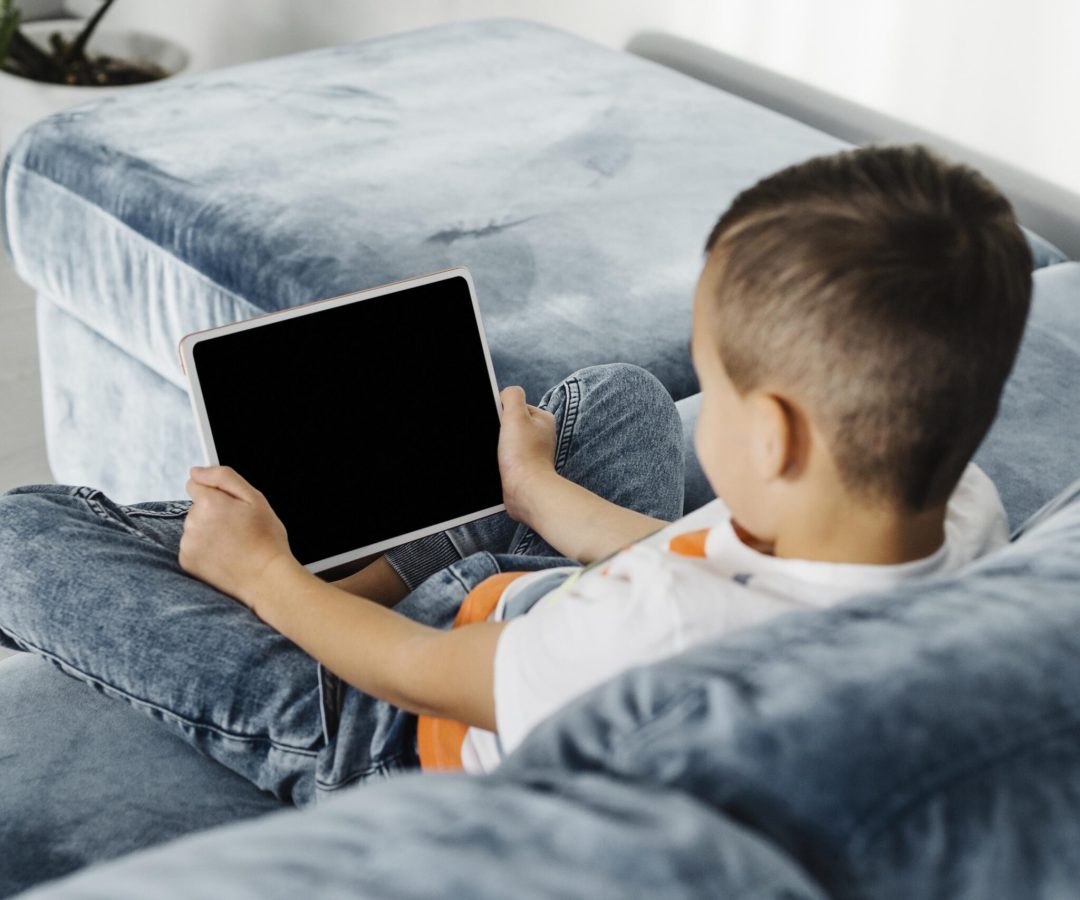 Do desenho ao “telefone fixo”: famílias repensam tecnologia infantil