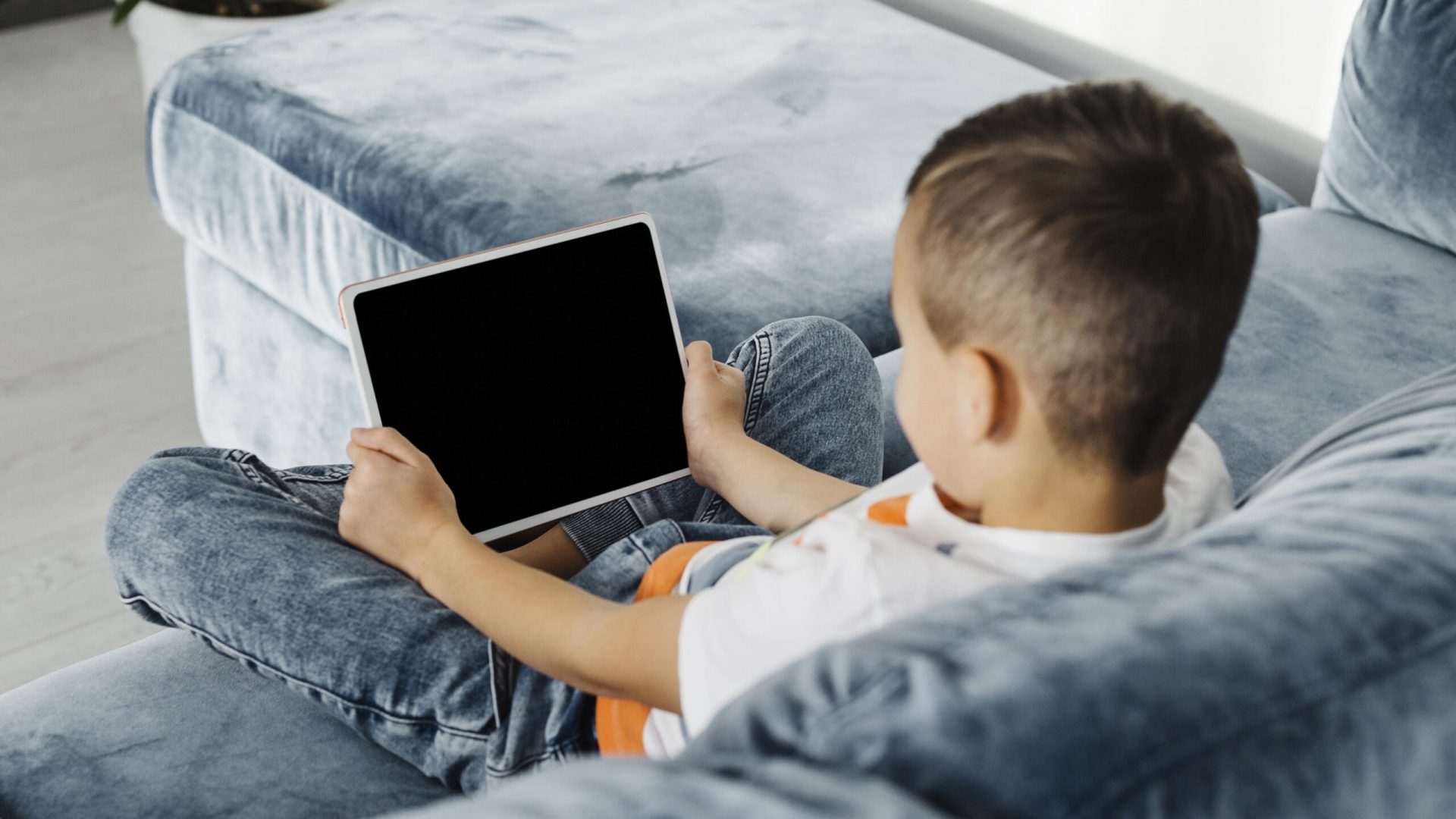 Do desenho ao “telefone fixo”: famílias repensam tecnologia infantil