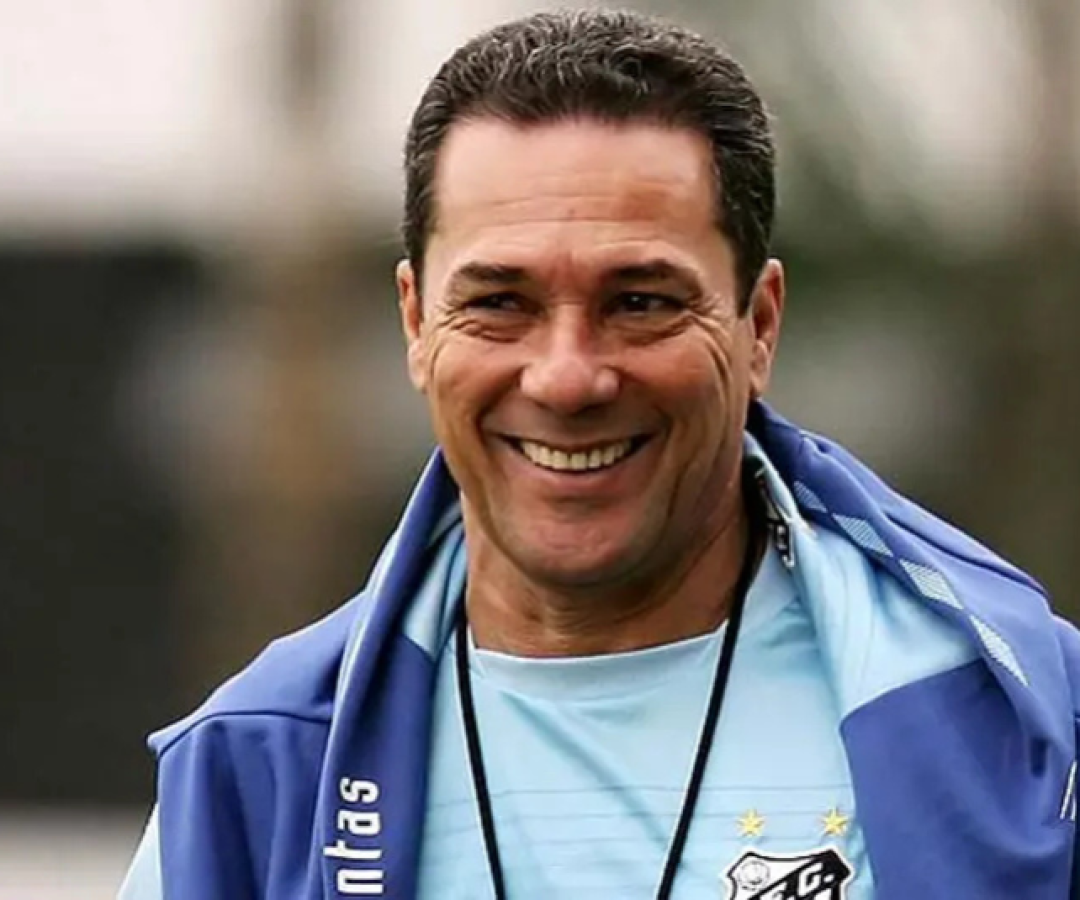 O técnico Vanderlei Luxemburgo revelou que foi convidado por Marcelo Teixeira para assumir o Santos em abril...