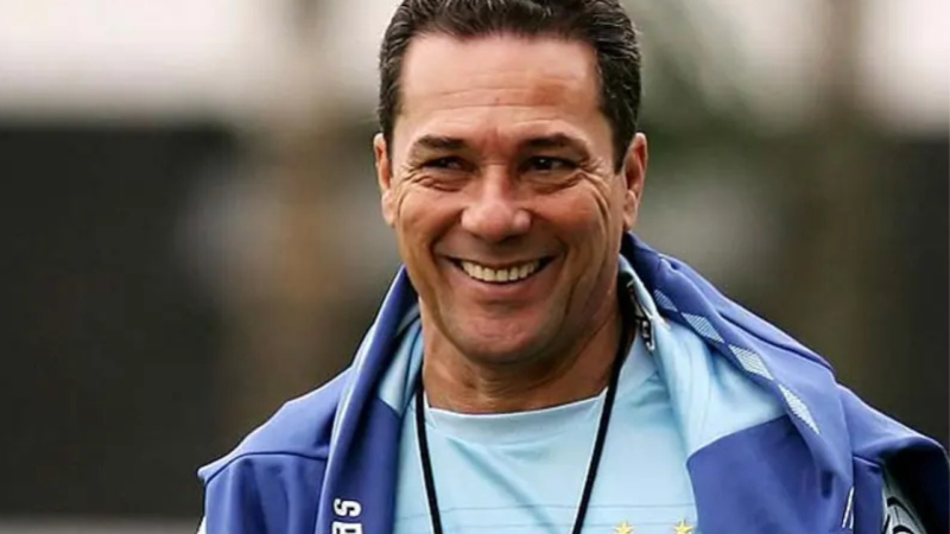 O técnico Vanderlei Luxemburgo revelou que foi convidado por Marcelo Teixeira para assumir o Santos em abril...