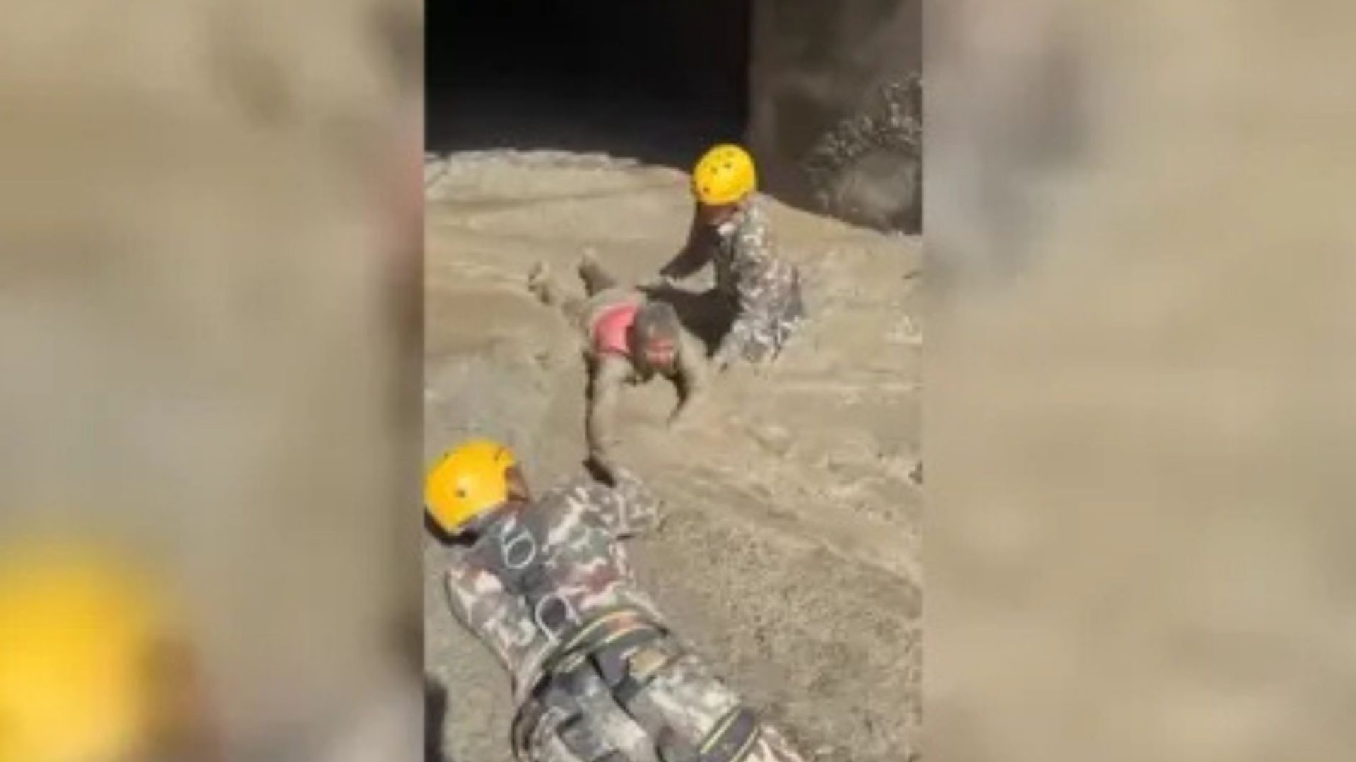 trabalhadores presos em túneis no Nepal