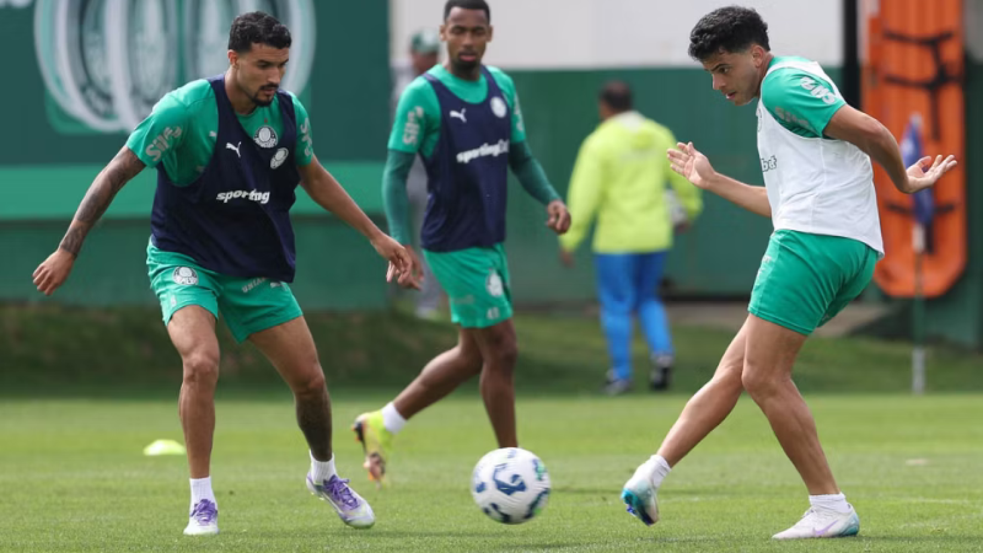 O Palmeiras se reapresentou nesta terça-feira (26), data em que completa 111 anos, após a vitória sobre o Sport. Enquanto os titulares...