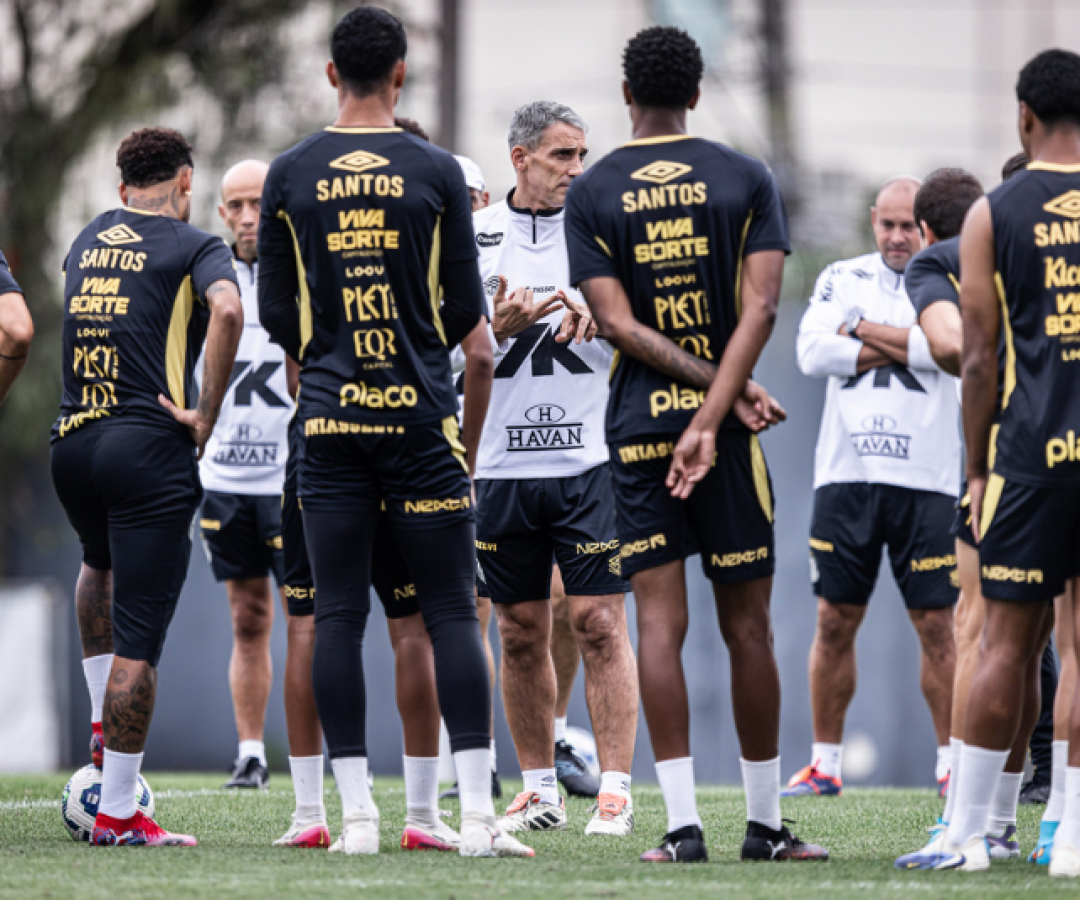 O diretor Alexandre Mattos fez balanço da janela do Santos, que contratou oito reforços e liberou 17 atletas. Ele destacou a importância...