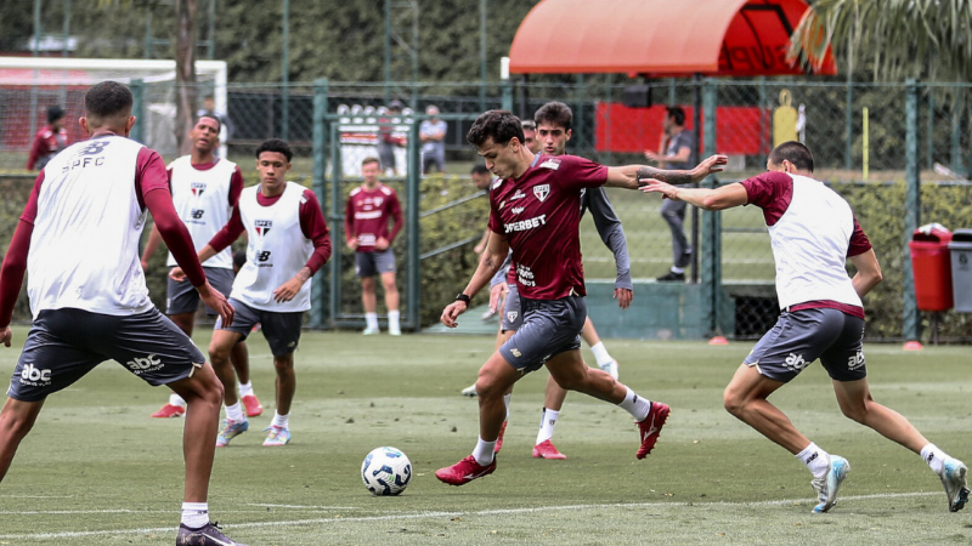 O São Paulo teve novidades no jogo-treino de sábado (6), no CT da Barra Funda, quando profissionais enfrentaram o time sub-20.