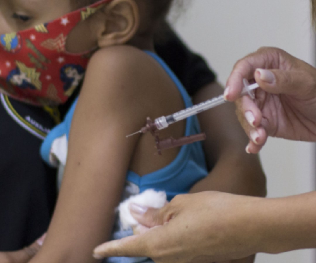 Menina vacinando Fábio Marchetto / SES-MG