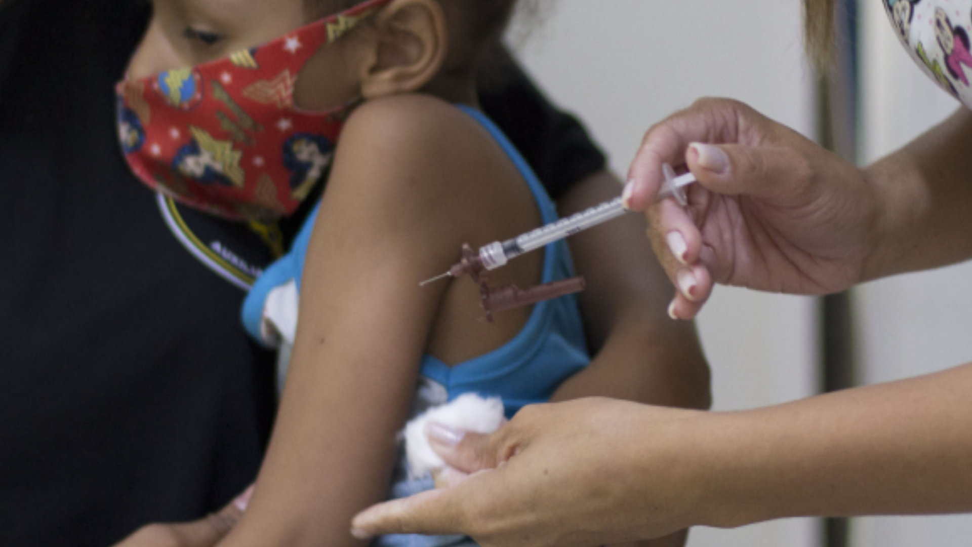 Menina vacinando Fábio Marchetto / SES-MG