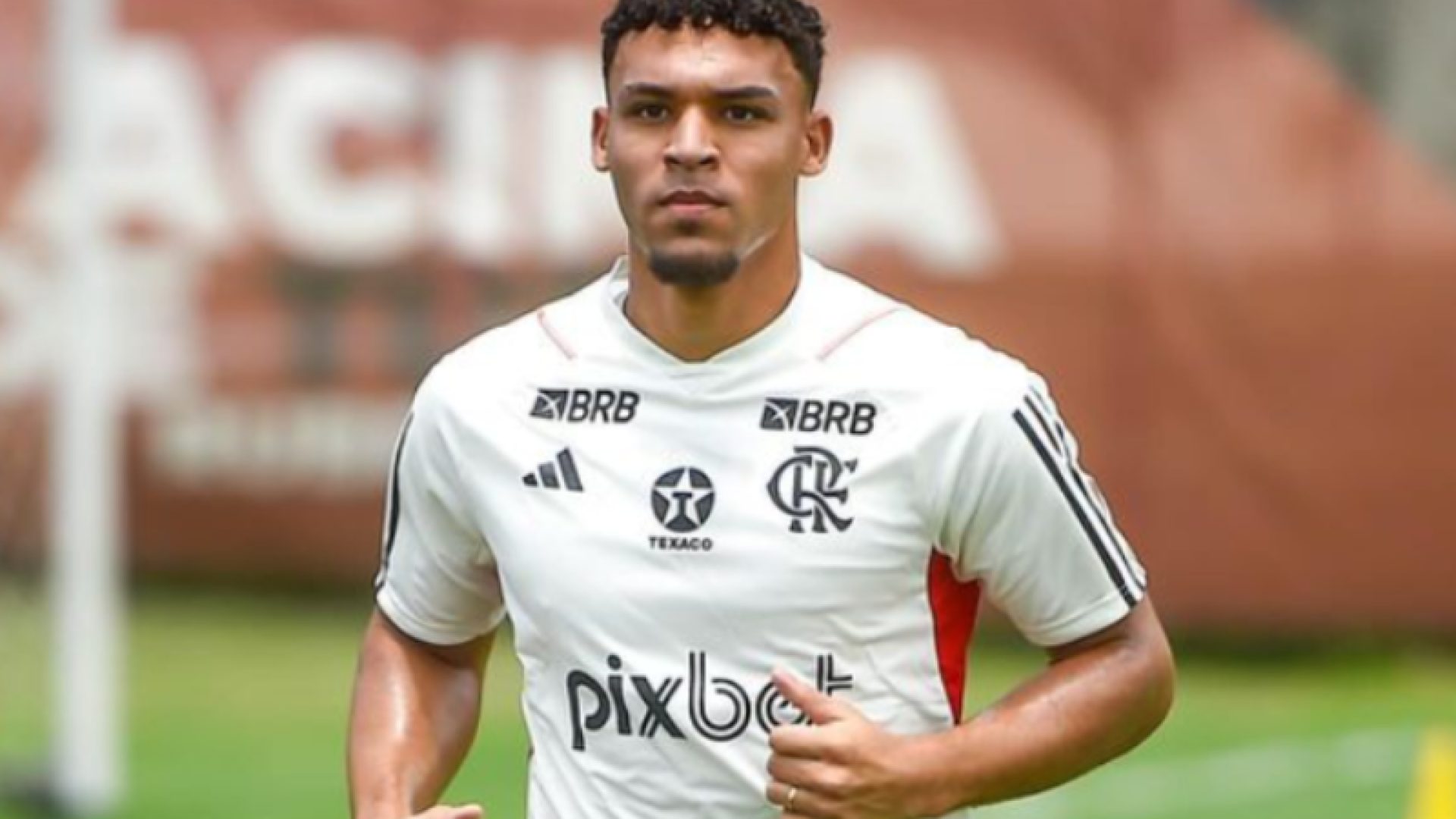 O Santos confirmou a chegada do meia-atacante Victor Hugo, de 21 anos, por empréstimo do Flamengo até o fim de 2026. A decisão...