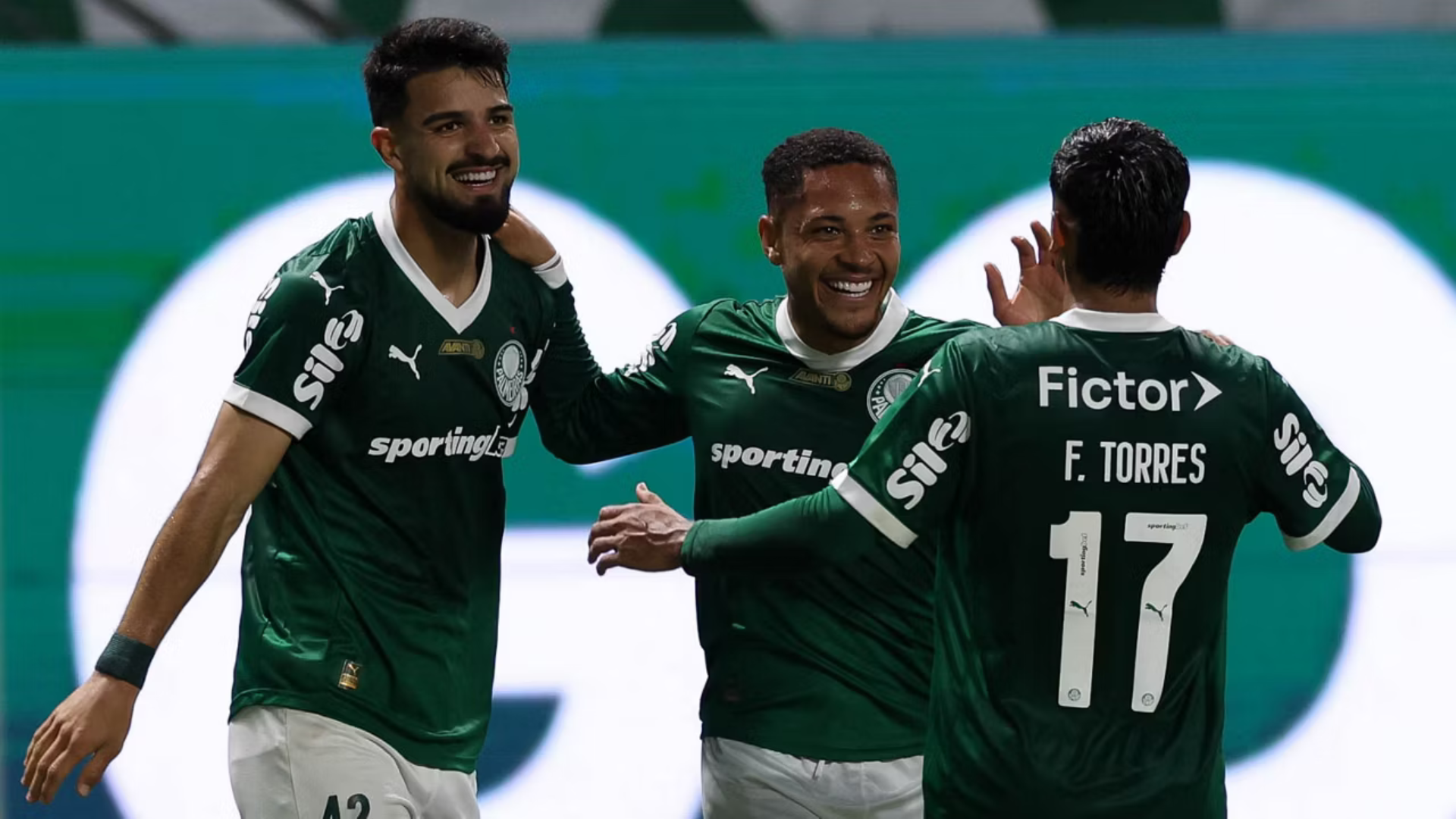 O Palmeiras venceu o Internacional por 4 a 1 no Allianz Parque, pela 23ª rodada do Brasileirão. O destaque foi Vitor Roque, que marcou...