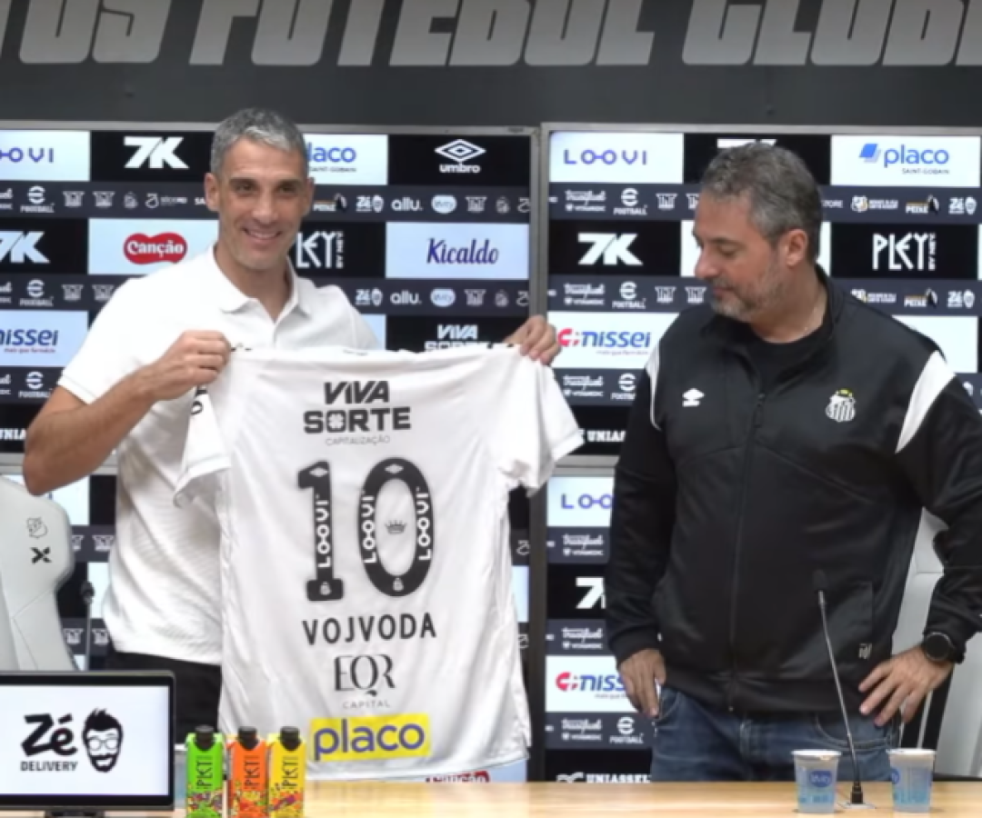 O argentino Juan Pablo Vojvoda foi apresentado nesta terça-feira (26) como novo técnico do Santos, ao lado do executivo Alexandre Mattos.