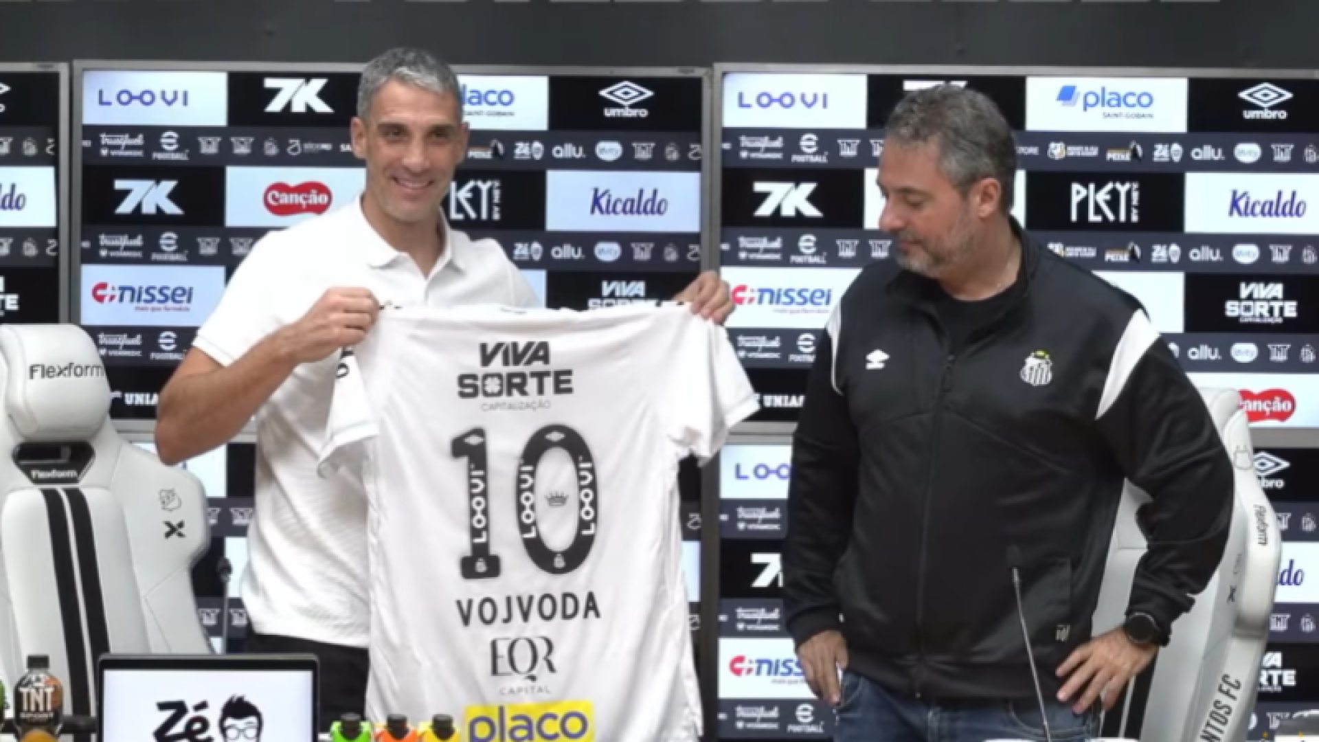 O argentino Juan Pablo Vojvoda foi apresentado nesta terça-feira (26) como novo técnico do Santos, ao lado do executivo Alexandre Mattos.